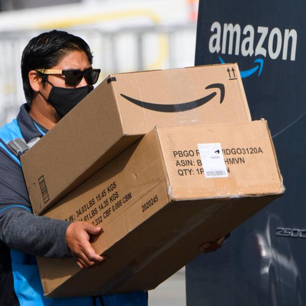 Amazon-Zusteller mit Paketen