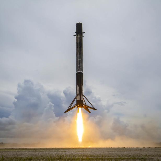 Erste Raketenstufe einer Falcon-9-Rakete bei der Landung