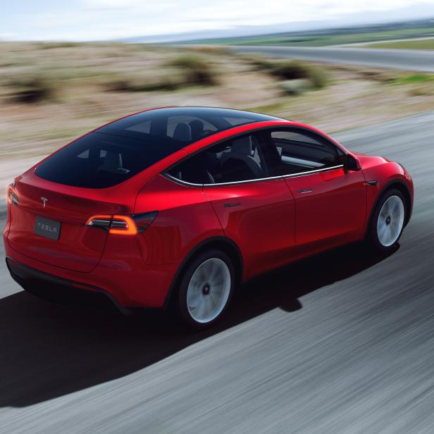 Tesla Model Y von schräg hinten während der Fahrt