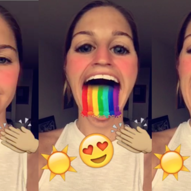 Eine Frau mit einem Regenbogen-Zungen-Filter und Emoji-Verzierungen.