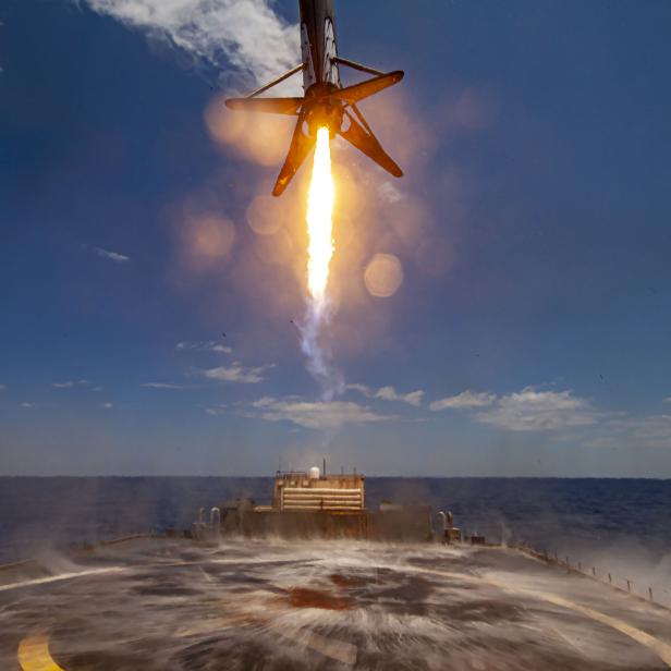 Eine Rakete startet von einer Plattform auf dem Meer.
