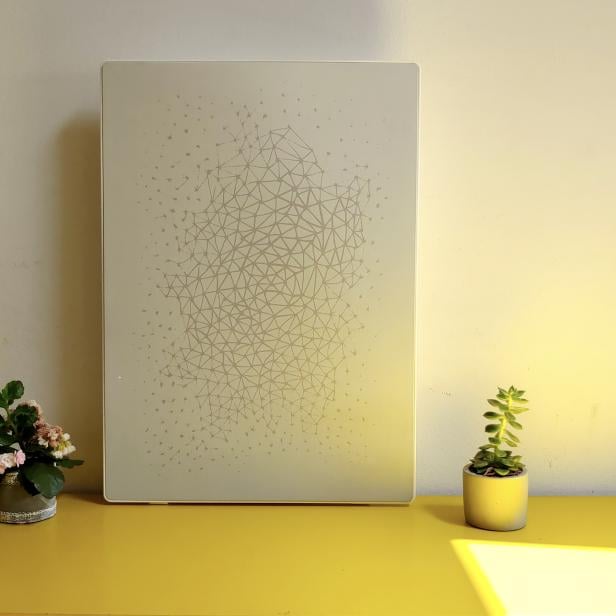 Ikea Symfonisk Bilderrahmen-Lautsprecher auf einem gelben Tisch an die Wand gelehnt