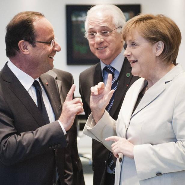 François Hollande und Angela Merkel gestikulieren während eines Gesprächs.