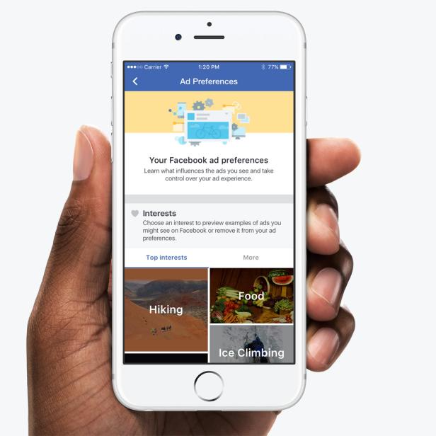 Eine Hand hält ein iPhone, das die Facebook-Anzeigeneinstellungen anzeigt.