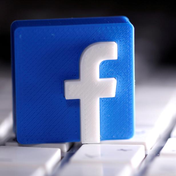 FILE PHOTO: FILE PHOTO: A 3D-printed Facebook logo is seen placed on a keyboard in this illustration