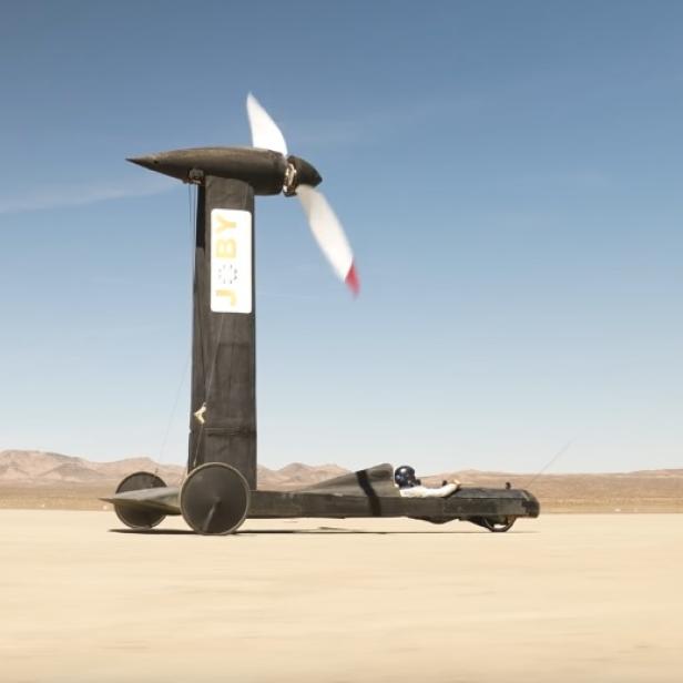 Das windgetriebene Fahrzeug Blackbird in einer Wüstenlandschaft.