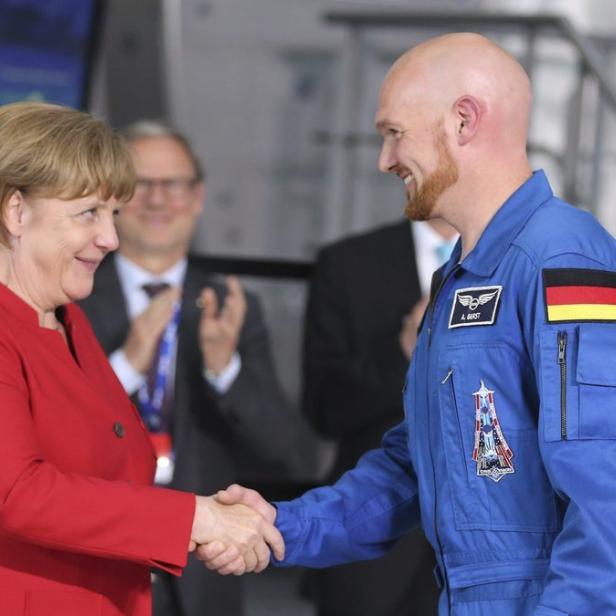 Bundeskanzlerin Angela Merkel gratuliert Alexander Gerst während ihrem Besuch im European Astronaut Centre (EAC) der europäischen Raumfahrtagentur ESA in Köln