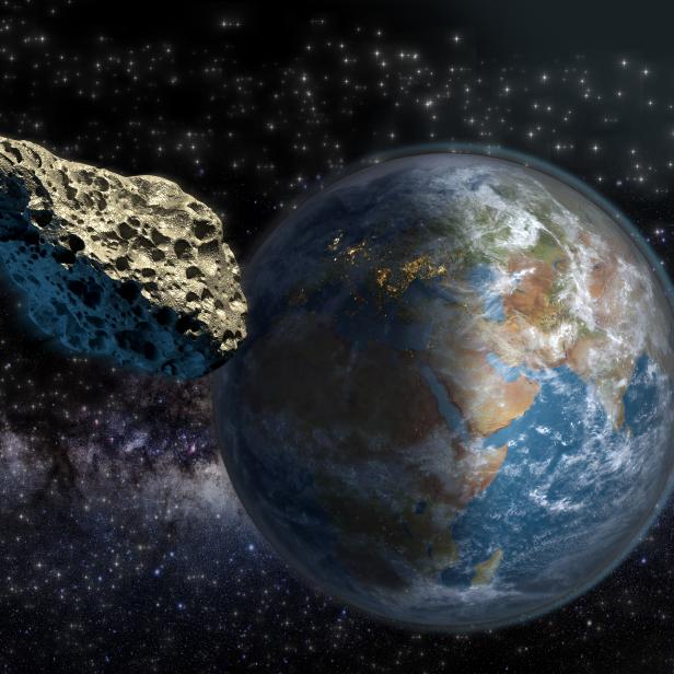 Ein Asteroid nähert sich der Erde vor einem Sternenhintergrund.
