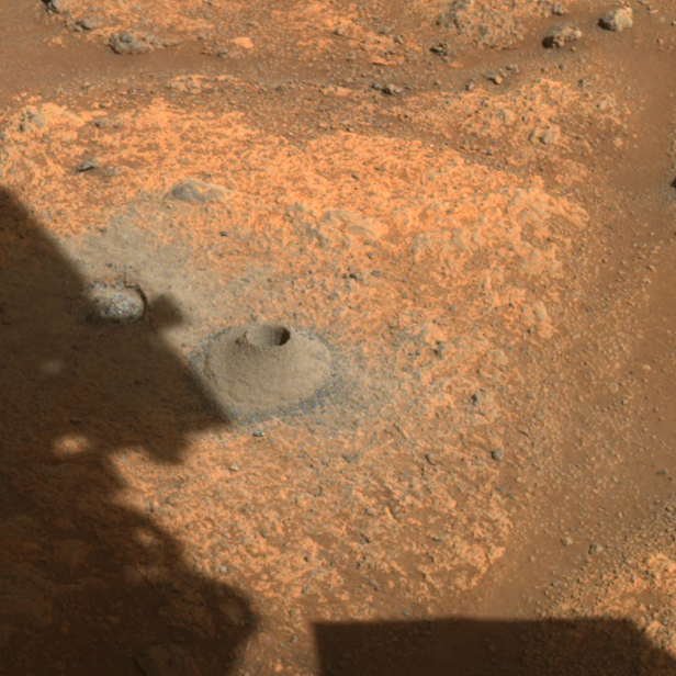 Bohrloch mit aufgeschüttetem Sand am Marsboden