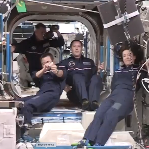 Astronauten schweben in der Schwerelosigkeit in der Internationalen Raumstation.