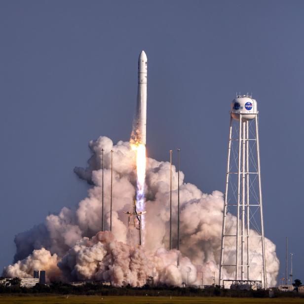 Eine Rakete von Northrop Grumman startet, um die Internationale Raumstation zu versorgen.