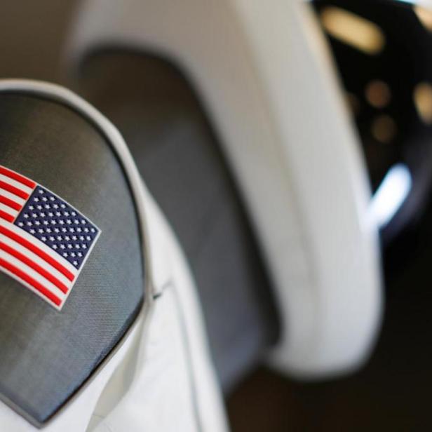 Detailaufnahme eines Raumanzugs mit aufgenähter US-amerikanischer Flagge.