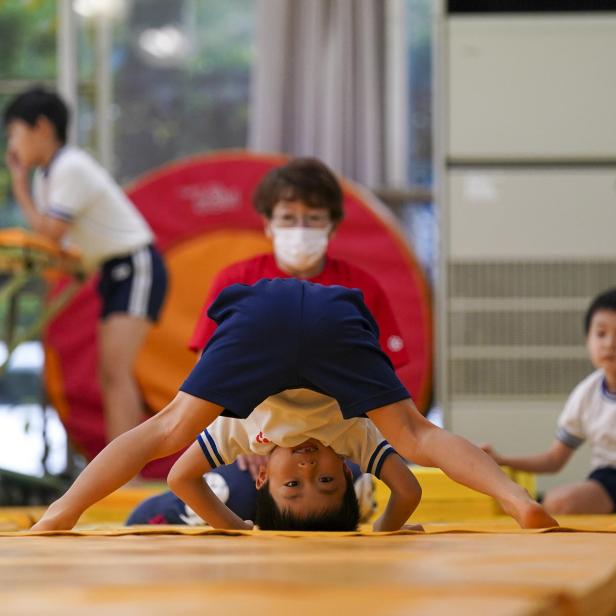 Junge Turner trainieren fleißig in Japan.