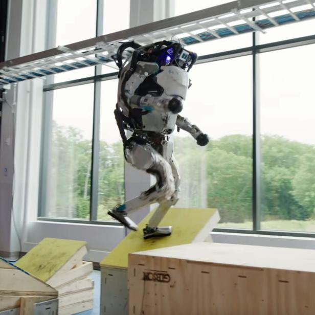 Roboter Atlas springt über Hindernisse