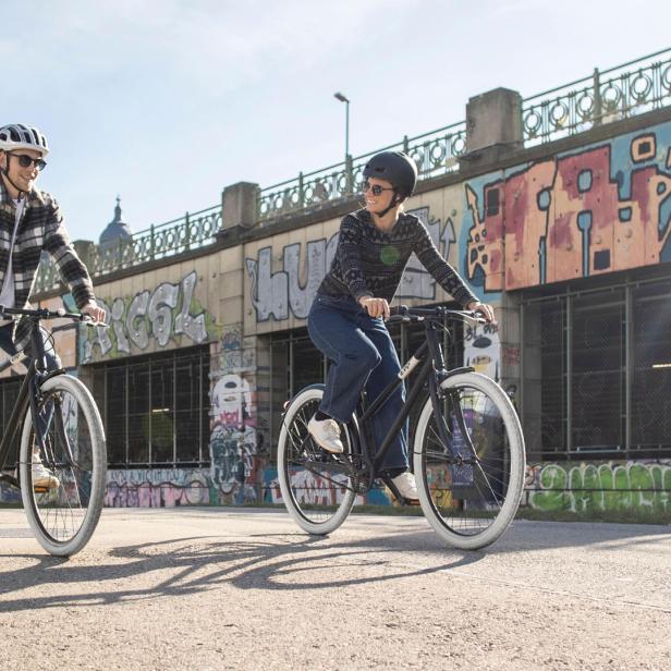 Zwei RadfahrerInnen mit EDDI-Bikes auf dem Donaukanal-Radweg