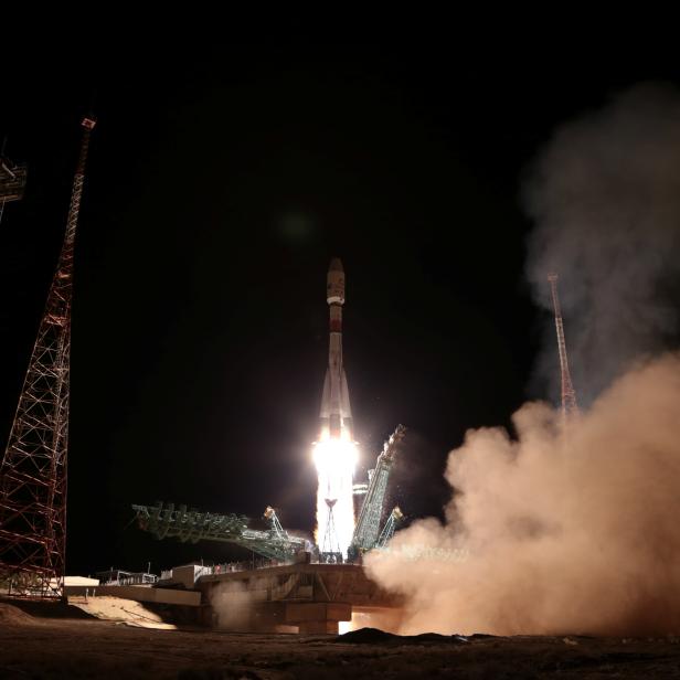 Eine Raketenstufe mit Satelliten der britischen Firma OneWeb startet von einer Startrampe im Kosmodrom Baikonur.