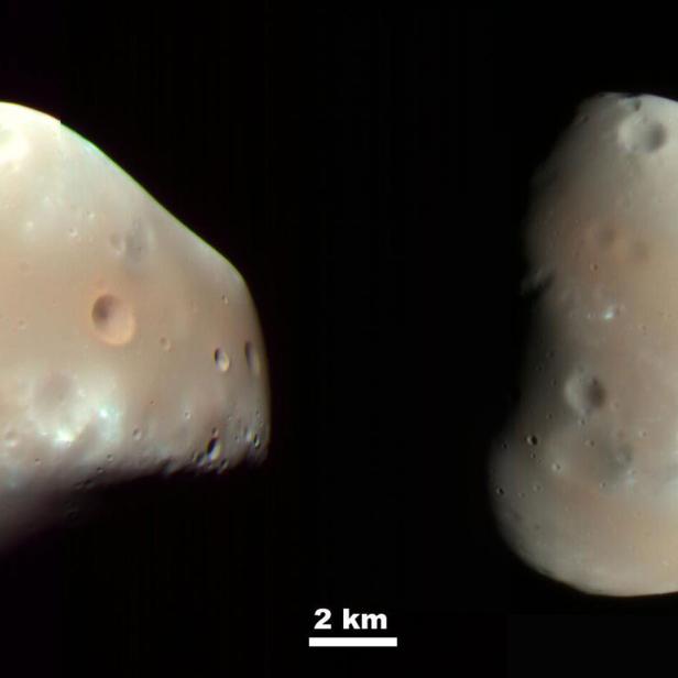 Zwei Ansichten des Mars-Mondes Deimos mit Größenskala