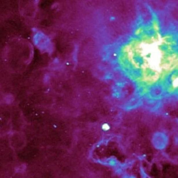Eine farbenprächtige Darstellung einer fernen Galaxie mit leuchtenden Nebeln.