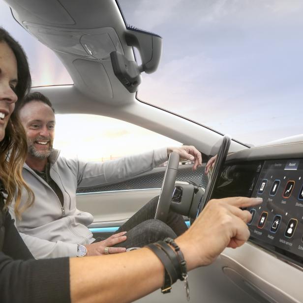 Zwei Personen in einem futuristischen Auto-Cockpit