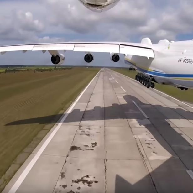 Antonow An-225 beim Abflug