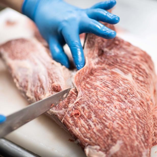 Symbolbild: Echtes Wagyu-Steak in der Zubereitung