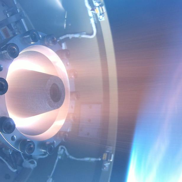 Darstellung eines Rotating Detonation Engine auf einer Rakete über der Erde