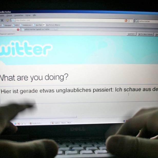 Auf einem Laptop-Bildschirm ist die Twitter-Webseite zu sehen, auf der ein Nutzer einen Tweet verfasst.