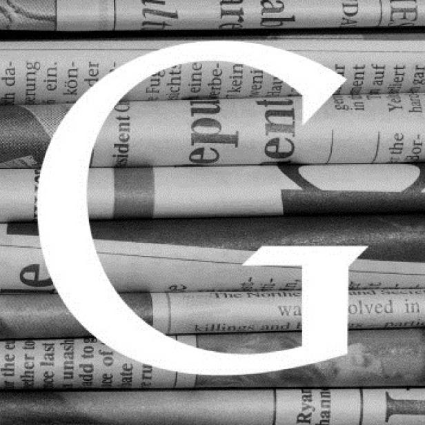 Ein Stapel von Zeitungen mit einem weißen „G“ darübergelegt.
