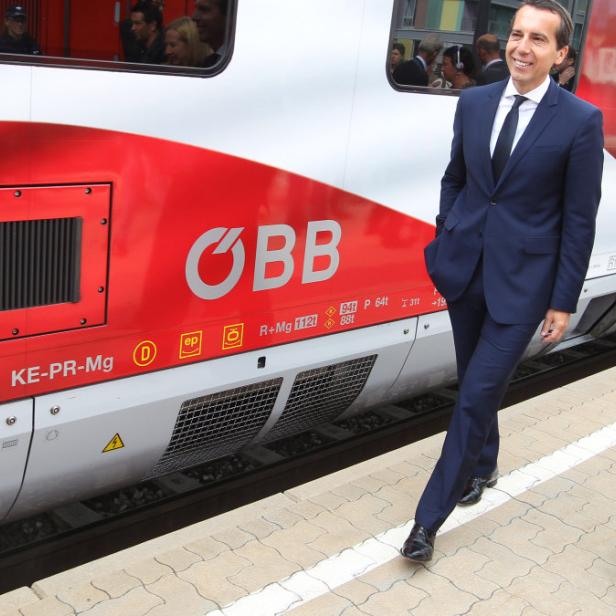 Ein Mann und eine Frau stehen vor einem Zug der ÖBB.