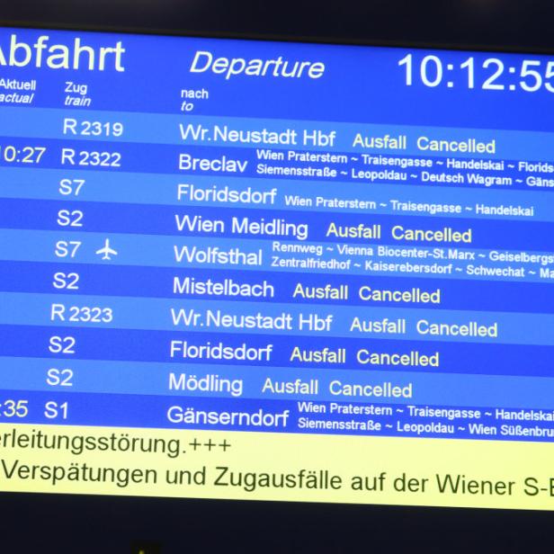 Eine Anzeigetafel mit Zugabfahrtszeiten und -ausfällen in Wien.