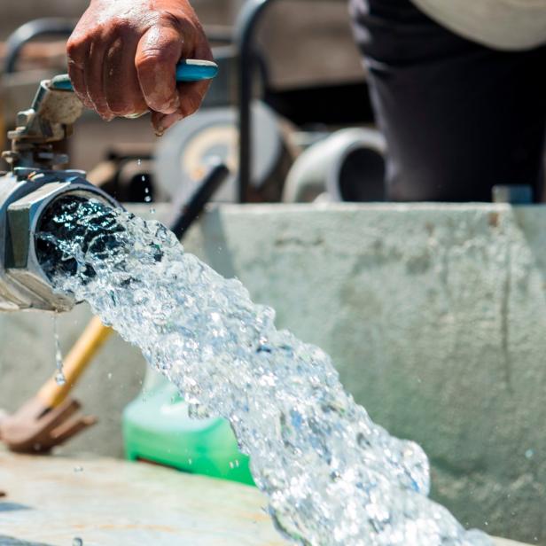 Trinkwasser sprudelt aus einem Wasserhahn in einer Wasserbehandlungsanlage