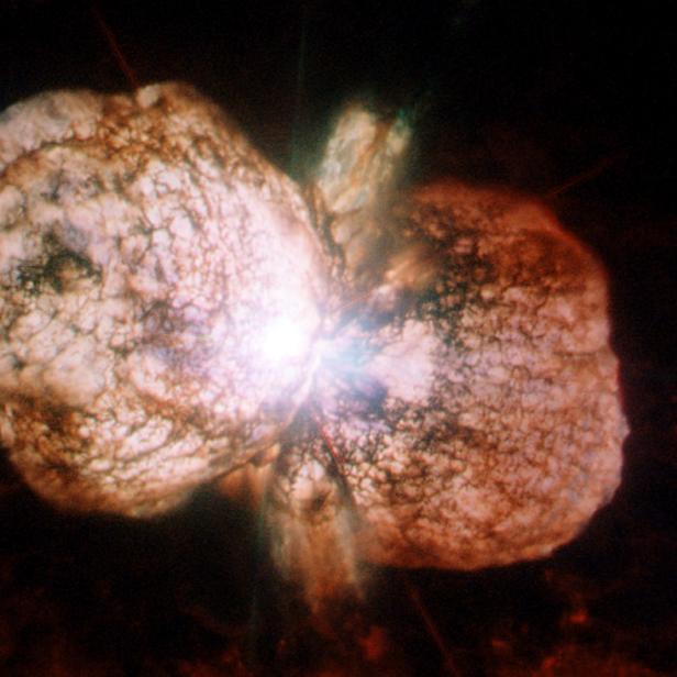 Hubble Aufnahme eines instabilen Sterns in Eta Carinae, der immer wieder supernova-artigen Explosionen verursacht