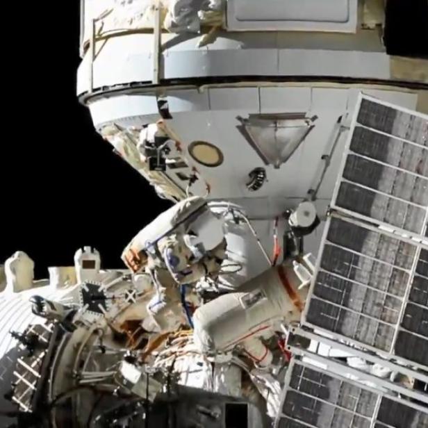 Ein Astronaut arbeitet an der Internationalen Raumstation (ISS) neben einem Solarpanel.