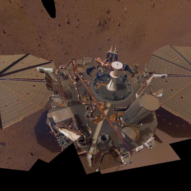 Die Marsoberfläche mit der InSight-Landefähre der NASA im Jahr 2018.