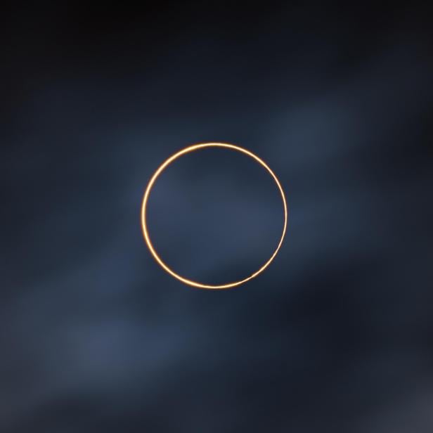 Goldener Ring einer Sonnenfinsternis am Nachthimmel