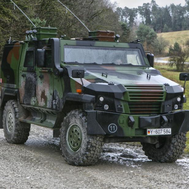 In Autos der Bundeswehr wie dem Führungs- und Funktionsfahrzeug &quot;Eagle&quot; könnten bald neue Funkgeräte verbaut werden.