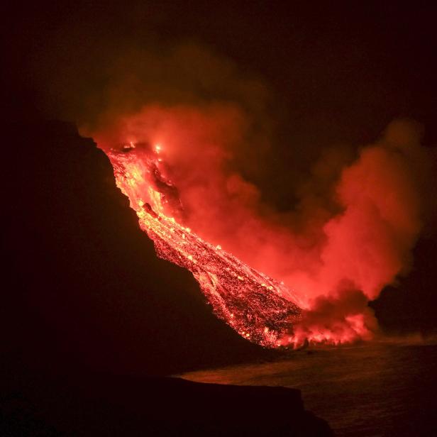 Lava reaches the sea next to Tazacortes coast