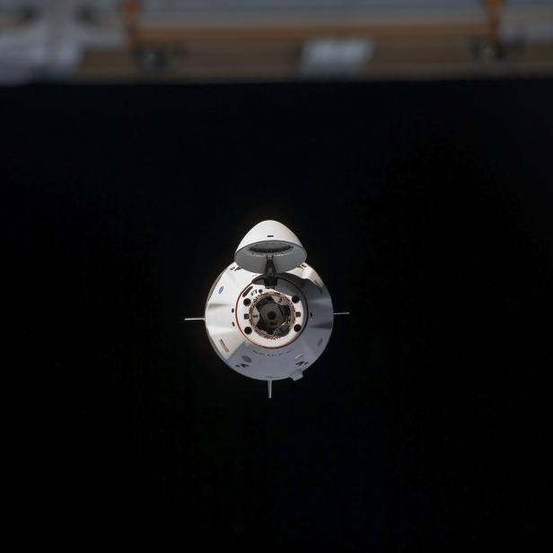 Eine SpaceX Dragon-Raumkapsel dockt an der Internationalen Raumstation an.