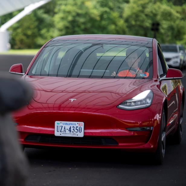 Britische Tesla-Fahrer warten teils stundenlang an Ladestationen