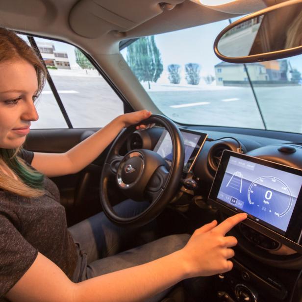 Fahrsimulator der TU Graz mit Fahrerin
