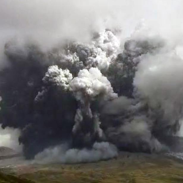 Der Vulkan Aso bricht im Südwesten Japans aus.