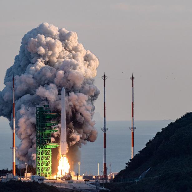 Eine Rakete startet von einer Startrampe und erzeugt eine große Rauchwolke.