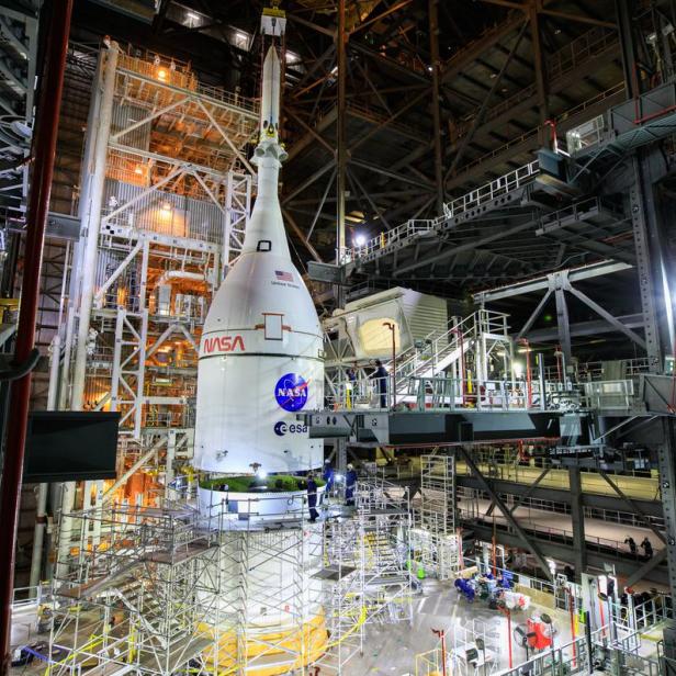 Die Orion-Raumkapsel an der Spitze der SLS-Rakete montiert.
