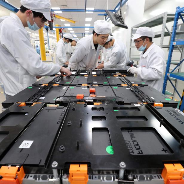 Arbeiter montieren Batteriemodule in einer Fabrik in China.