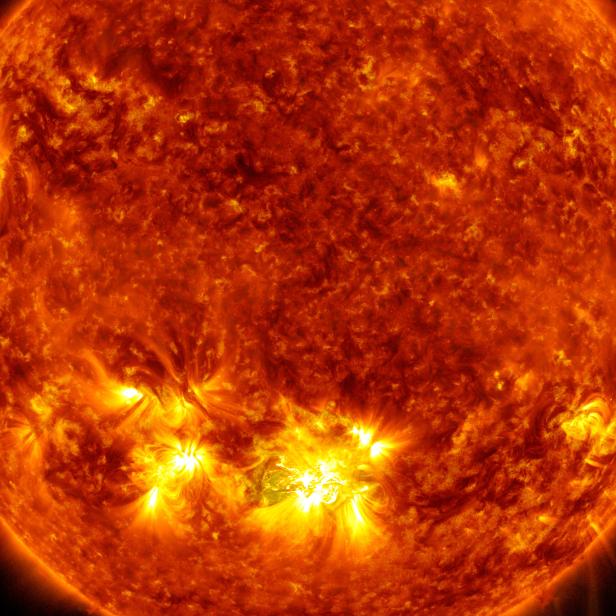 Nahaufnahme der Sonne mit Sonnenflecken und Protuberanzen.