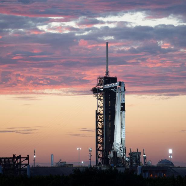 Eine SpaceX-Rakete steht bei Sonnenaufgang auf der Startrampe.