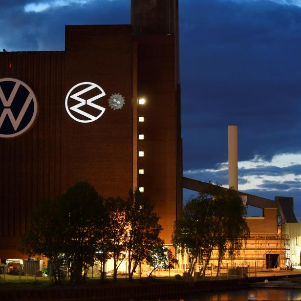 FILE PHOTO: FILE PHOTO: A cartoon of a VW logo squashing the coronavirus is displayed on a building at Volkswagen's headquarters to celebrate the plant's re-opening during the spread of the coronavirus disease (COVID-19) in Wolfsburg