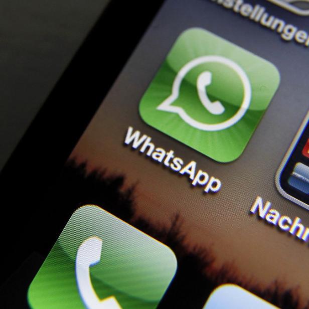 Nahaufnahme eines Smartphone-Bildschirms mit dem WhatsApp-Symbol.