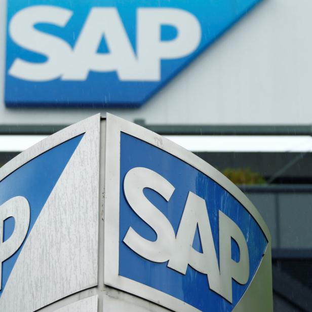 Das SAP-Logo an einem Unternehmensgebäude im Regen.