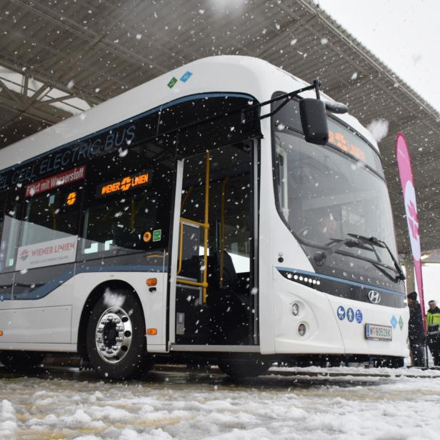 Brennstoffzellenbus an Wasserstofftankstelle in Wien Floridsdorf